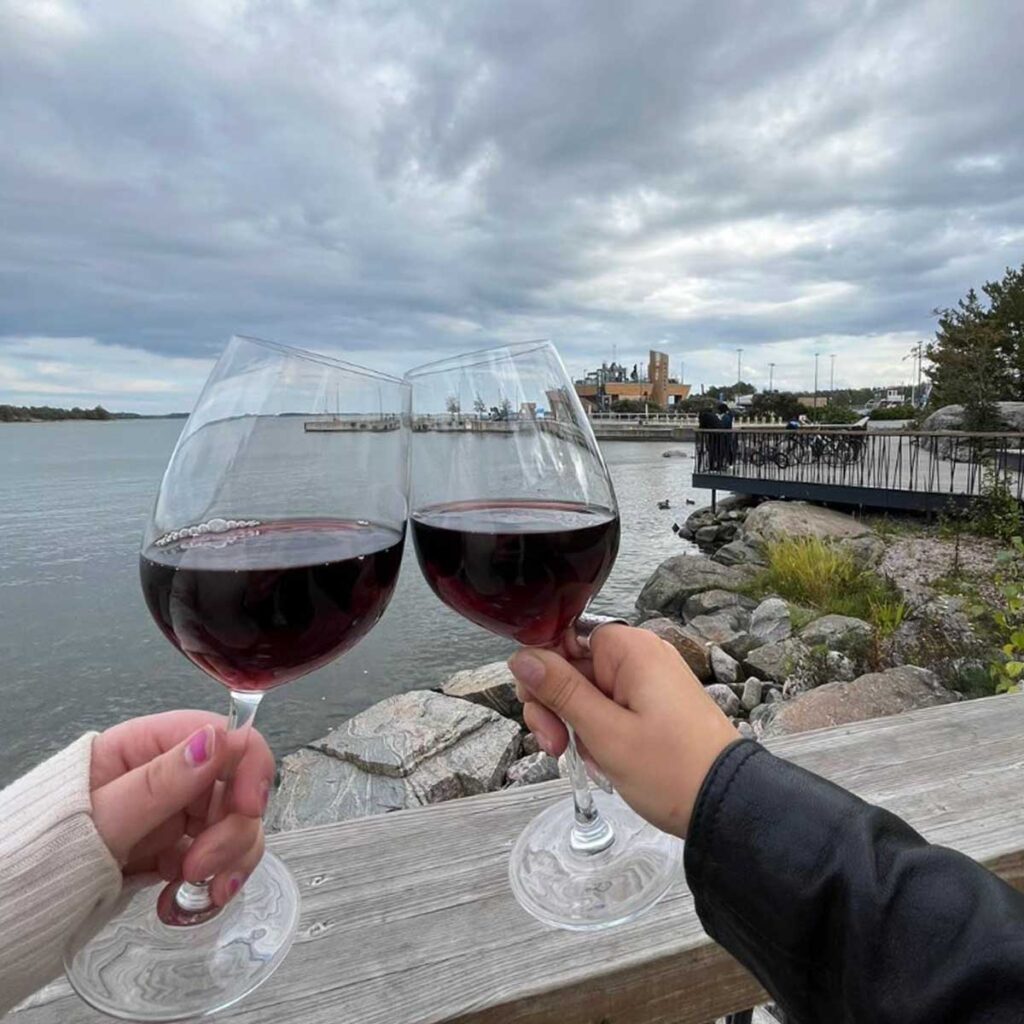 Punaviiniä Nokkalan Majakalla.