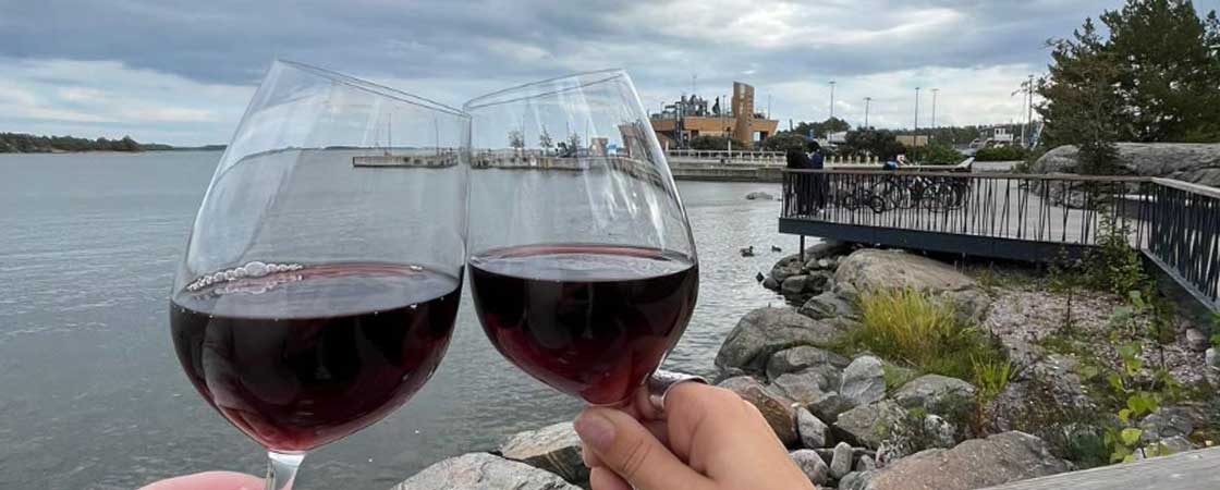 Punaviiniä Nokkalan Majakalla.