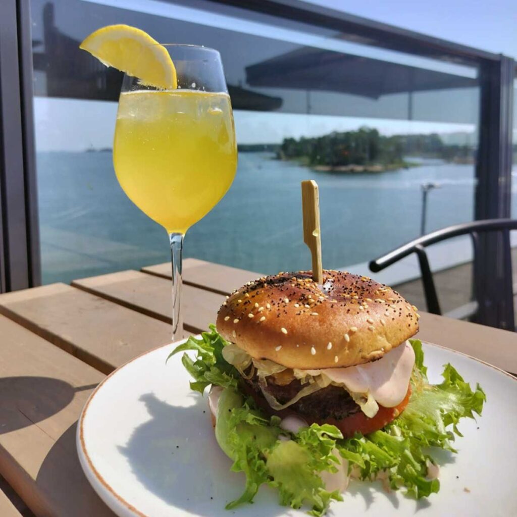 Nokkalan Majakan kattoterassilla hampurilaisannos ja juoma.